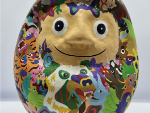 成田真梨菜『だるまくんと』（With Daruma-Kun）